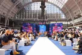 Source Fashion London, le plus grand salon européen d'approvisionnement en mode, qui s'est tenu du 8 au 10 juillet à Londres, au Royaume-Uni. Photo : VNA