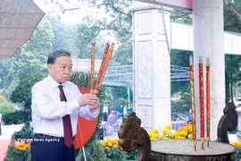 Le secrétaire général du Parti communiste du Vietnam et président de la République, To Lam brûle des bâtons d’encens en hommage aux héros et martyrs au cimetière des martyrs de la colline 82 de Tan Bien. Photo: VNA