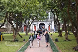 De nombreux visiteurs au Temple de la Littérature Van Mieu – Quoc Tu Giam. Photo: VNA