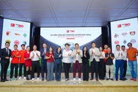 Helga Margarete Barth, ambassadrice de l'Allemagne au Vietnam, Kevin Sim, directeur de la région Asie-Pacifique de la Bundesliga, et Nguyen Ha Thanh, directrice générale adjointe de Viettel Telecom Corporation, ainsi que leurs invités, ont félicité l'événement. Photo : VNA