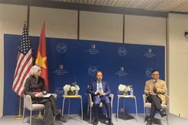 L'ambassadeur du Vietnam aux États-Unis Nguyên Quôc Dung s'entretient avec des érudits et des étudiants américains lors de l'événement. Photo: VNA