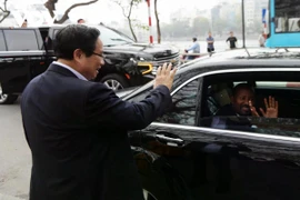 Le Premier ministre vietnamien salue son homologue éthiopien. Photo : VNA