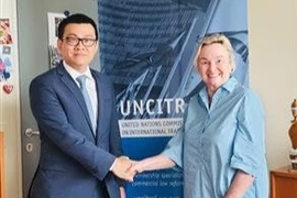 L'ambassadeur Vu Lê Thai Hoàng, chef de la Mission permanente du Vietnam auprès des Nations Unies et des organisations internationales à Vienne et Anna Joubin-Bret, secrétaire de la Commission des Nations Unies pour le droit commercial international (CNUDCI). Photo: VNA