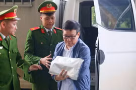 L'ancien président du Comité populaire de l'ancienne province de Vinh Phuc, Le Duy Thanh, est escorté au tribunal. Photo : anninhthudo.vn