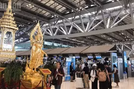 Suvarnabhumi est l'un des aéroports qui a augmenté ses frais de service aux passagers. Photo: Nhandan