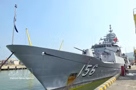 Le navire HMAS Toowoomba de la marine australienne accoste au port de Tien Sa. Photo: VNA