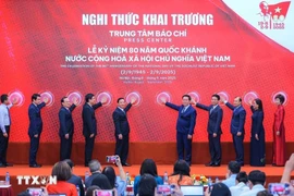 Les délégués à la cérémonie d’inauguration du centre de presse. Photo: VNA
