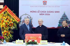 Le vice-Premier ministre permanent Nguyen Hoa Binh (gauche) offre des cadeaux de Noël au Comité central du Comité de solidarité catholique du Vietnam. Photo: VNA