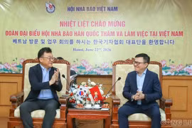 Le Quoc Minh, membre du Comité central du Parti, rédacteur en chef du journal Nhân Dân (Peuple), vice-président de la Commission centrale de la sensibilisation, de l’éducation et de la mobilisation de masse, et président de l’Association des journalistes du Vietnam et le président de l’Association des journalistes de la République de Corée (JAK), Park Jong Hyun (gauche). Photo: congluan.vn