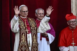 Le nouveau pape Léon XIV salue les fidèles depuis le balcon de la basilique Saint-Pierre, le 8 mai. Photo : AFP/VNA