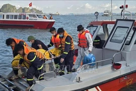 Les autorités de la province septentrionale de Quang Ninh ont confirmé, le 27 juillet, que les 39 victimes du naufrage du bateau touristique Vinh Xanh 58 dans la baie de Ha Long ont été retrouvées, ce marquant officiellement la fin des opérations de recherche. Photo : VNA