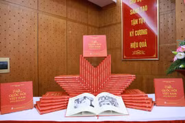 L’ouvrage, composé de près de 300 pages en grand format et présenté avec soin, réunit plus de 200 photographies d’archives précieuses, retraçant de manière vivante les 80 années de parcours de l’Assemblée nationale du Vietnam. Photo: VietnamPlus