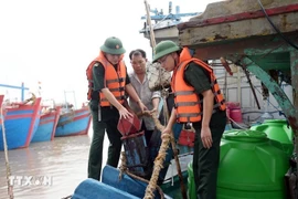 Les autorités aident les pêcheurs de la commune de Hai Thinh (Ninh Binh) à faire face au typhon. Photo: VNA