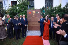 Le Premier ministre Pham Minh Chinh et son épouse assistent à l'inauguration de la stèle commémorative du Président Hô Chi Minh en Algérie. Photo: VNA