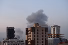 De la fumée s'élève après les explosions survenues à Téhéran, en Iran, le 1er avril 2026. Photo : Xinhua/VNA