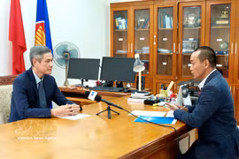 L’ambassadeur du Vietnam au Royaume du Cambodge, Nguyen Minh Vu (à gauche), répond aux questions d’un journaliste de la VNA. Photo : VNA.
