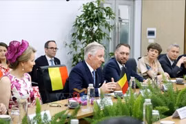 Le roi et la reine des Belges lors de la rencontre de travail avec les autorités de Quang Ninh. Photo: VNA