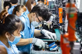 Assemblage d'équipements électroniques à l'usine Datalogic Vietnam .Photo: sggp.org.vn