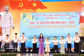L'Union des femmes de la province de Khanh Hoa a octroyé des bourses d'études aux enfants des officiers et soldats en poste dans la zone spéciale de Truong Sa. Photo : VNA