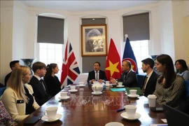L'ambassadeur du Vietnam au Royaume-Uni, Dô Minh Hung (au centre) s'exprime lors de l'événement. Photo: VNA