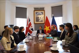 L'ambassadeur du Vietnam au Royaume-Uni, Dô Minh Hung (au centre) s'exprime lors de l'événement. Photo: VNA