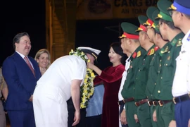 Cérémonie d'accueil des officiers et marins de la Marine américaine en visite d’amitié à Dà Nang. Photo: VNA