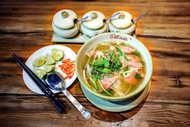 Qu’il s’agisse de plats modestes de rue ou de mets célèbres dans le monde comme le « pho », le « banh mi » ou le « bun ch »a, chaque bouchée raconte une histoire de la capitale millénaire. Photo : Vietnamplus