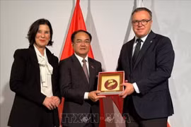 Le vice-ministre de l'Intérieur, Vu Chiên Thang (au centre), remet un souvenir au ministre-président de Thuringe, Mario Voigt. Photo : VNA