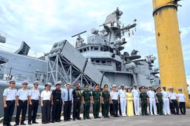 Les délégations vietnamienne et indienne posent pour une photo de groupe aux côtés du destroyer INS Delhi lors de la cérémonie d'accueil de la flotte orientale de la marine indienne, en visite d'amitié à Da Nang. (Photo : VietnamPlus)
