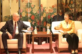 La directrice générale de l’Agence vietnamienne d’Information (VNA), Vu Viet Trang, et le directeur général de l’agence russe TASS, Andrey Kondrashov. Photo : VNA