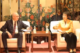 La directrice générale de l’Agence vietnamienne d’Information (VNA), Vu Viet Trang, et le directeur général de l’agence russe TASS, Andrey Kondrashov. Photo : VNA