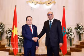 Le président de l'Assemblée nationale, Tran Thanh Man (gauche) a rencontré le président du Sénat marocain, Mohamed Ould Errachid, le matin du 25 juillet 2025. Photo : VNA