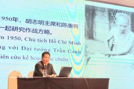 Lors du séminaire « Ho Chi Minh en Chine », les étudiants ont écouté la présentation par le professeur Hu Xianzhong, de l'École centrale de la Ligue chinoise, de ses recherches sur le parcours révolutionnaire du Président Ho Chi Minh, depuis sa quête du salut national jusqu’à ses activités en Chine. Photo : VNA