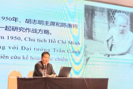 Lors du séminaire « Ho Chi Minh en Chine », les étudiants ont écouté la présentation par le professeur Hu Xianzhong, de l'École centrale de la Ligue chinoise, de ses recherches sur le parcours révolutionnaire du Président Ho Chi Minh, depuis sa quête du salut national jusqu’à ses activités en Chine. Photo : VNA