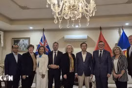 L'ambassadeur du Vietnam en Australie, Pham Hùng Tâm (4e de droite à gauche), la vice-présidente de la Chambre des représentants, Sharon Claydon (5e de droite à gauche) et des membres du Groupe parlementaire d'amitié Australie-Vietnam. Photo: VNA