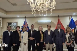L'ambassadeur du Vietnam en Australie, Pham Hùng Tâm (4e de droite à gauche), la vice-présidente de la Chambre des représentants, Sharon Claydon (5e de droite à gauche) et des membres du Groupe parlementaire d'amitié Australie-Vietnam. Photo: VNA