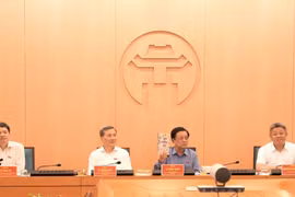 Le 28 juillet, au siège du Comité populaire municipal, une délégation de l’Assemblée nationale, conduite par le vice-président Lê Minh Hoan, a travaillé avec les autorités de Hanoï dans le cadre de la supervision de la mise en œuvre des politiques environnementales depuis l’entrée en vigueur de la Loi sur la protection de l’environnement de 2020. Photo : https://hanoimoi.vn/