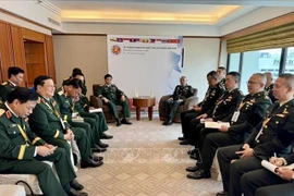 Le général de corps d’armée Nguyên Van Nghia rencontre le chef de la délégation thaïlandaise dans le cadres de la 26e Conférence des chefs des Armées de terre de l'ASEAN. Photo : VNA