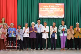Le 3 avril, une délégation de l’Assemblée nationale (AN) conduite par son vice-président, Vu Hong Thanh, s'est rendue dans la ville de Can Tho pour présenter ses vœux à la communauté khmère, à l'occasion du Nouvel An Chol Chnam Thmay. Photo : VNA