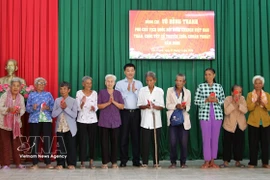 Le 3 avril, une délégation de l’Assemblée nationale (AN) conduite par son vice-président, Vu Hong Thanh, s'est rendue dans la ville de Can Tho pour présenter ses vœux à la communauté khmère, à l'occasion du Nouvel An Chol Chnam Thmay. Photo : VNA