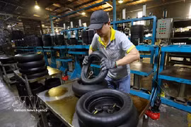 La production de pneus de moto a lieu dans l'usine de CAMEL Vietnam Rubber Co., Ltd., une entreprise détenue à 100 % par des capitaux thaïlandais et située dans la zone économique de la porte frontalière internationale de Lao Bao, dans la province de Quang Tri. (Photo : VNA)