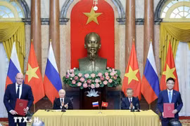 Le secrétaire général du Parti communiste du Vietnam (PCV), Tô Lâm et le président russe Vladimir Poutine assistent à la cérémonie de remis des documents de coopération le 20 juin 2024. Photo: VNA