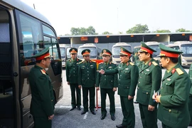 Le général de corps d'armée Le Huy Vinh, vice-ministre de la Défense, inspecte la Brigade 971 (Département des véhicules motorisés et des transports). Photo : mod.gov.vn.