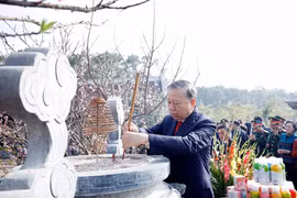 Le secrétaire général To Lam offre de l'encens au temple de Chung Son, dédié aux ancêtres du Président Ho Chi Minh. Photo : VNA