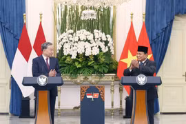 Le secrétaire général du Comité central du Parti communiste du Vietnam (PCV), To Lam (gauche) et le président indonésien et président du Mouvement de la grande Indonésie (Gerindra) Prabowo Subianto. Photo : VNA