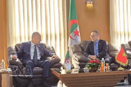 L’ambassadeur du Vietnam en Algérie, Tran Quoc Khanh (à droite), rencontre le wali d’Annaba, Abdelkrim Lamouri. Photo : VNA