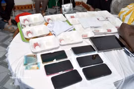 De nombreux objets et documents relatifs aux activités de membres du groupe « Église de Dieu la Mère » ont été saisis. Photo : VNA