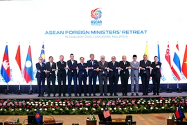 Les ministres des AE de 10 pays membres de l'ASEAN, le ministre des AE du Timor-Leste et le secrétaire général de l'ASEAN prennent une photo. Photo: VNA