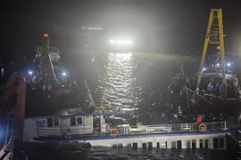 Le bateau touristique Vinh Xanh 58, qui a chaviré, a été récupéré et remorqué jusqu'à la côte le 20 juillet pour une enquête plus approfondie. Photo : VNA