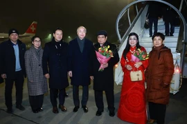 Le PM Pham Minh Chinh et son épouse sont arrivés à l'aéroport de Zurich. Photo: VNA